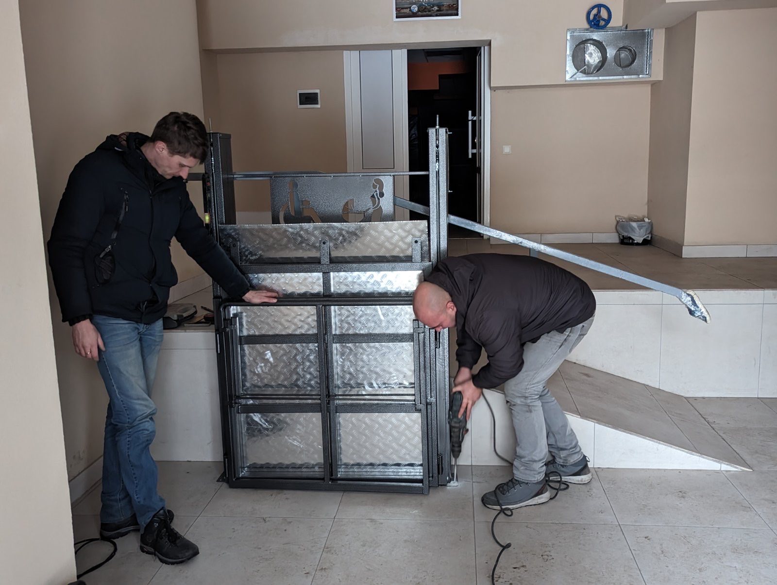 The installation of a wheelchair platform lift at the Enerhetyk House of Culture.